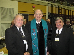 Csűry István püspök, Clifton Kirkpatrick, a Világközösség elnöke, és Poznán Béla újonnan választott amerikai magyar püspök az ünnepi nyitóistentisztelet előtt